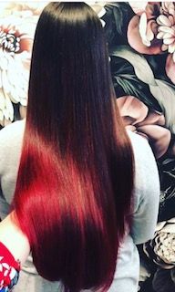 Punaisella sävyllä värjätyt tummat hiukset